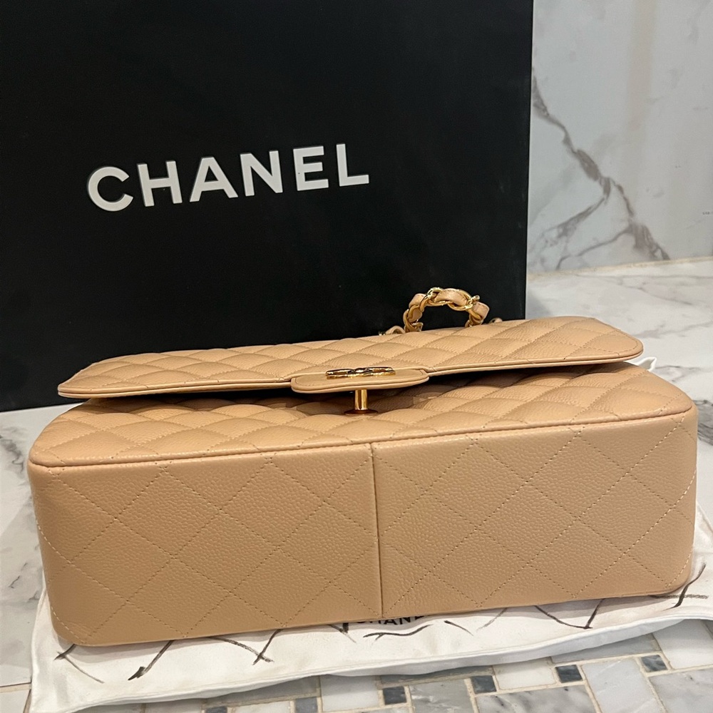 CHANEL Jumbo Beige Quilted Shoulder Bag - Picture 3 of 16